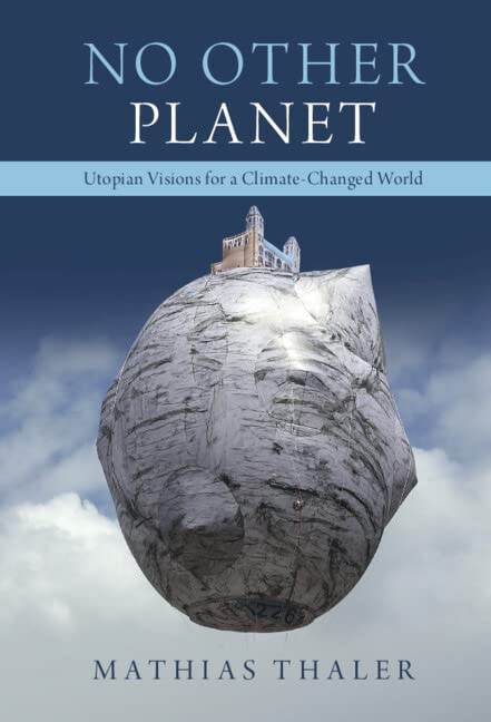 'Libro Cambridge University Press aperto su una scrivania'